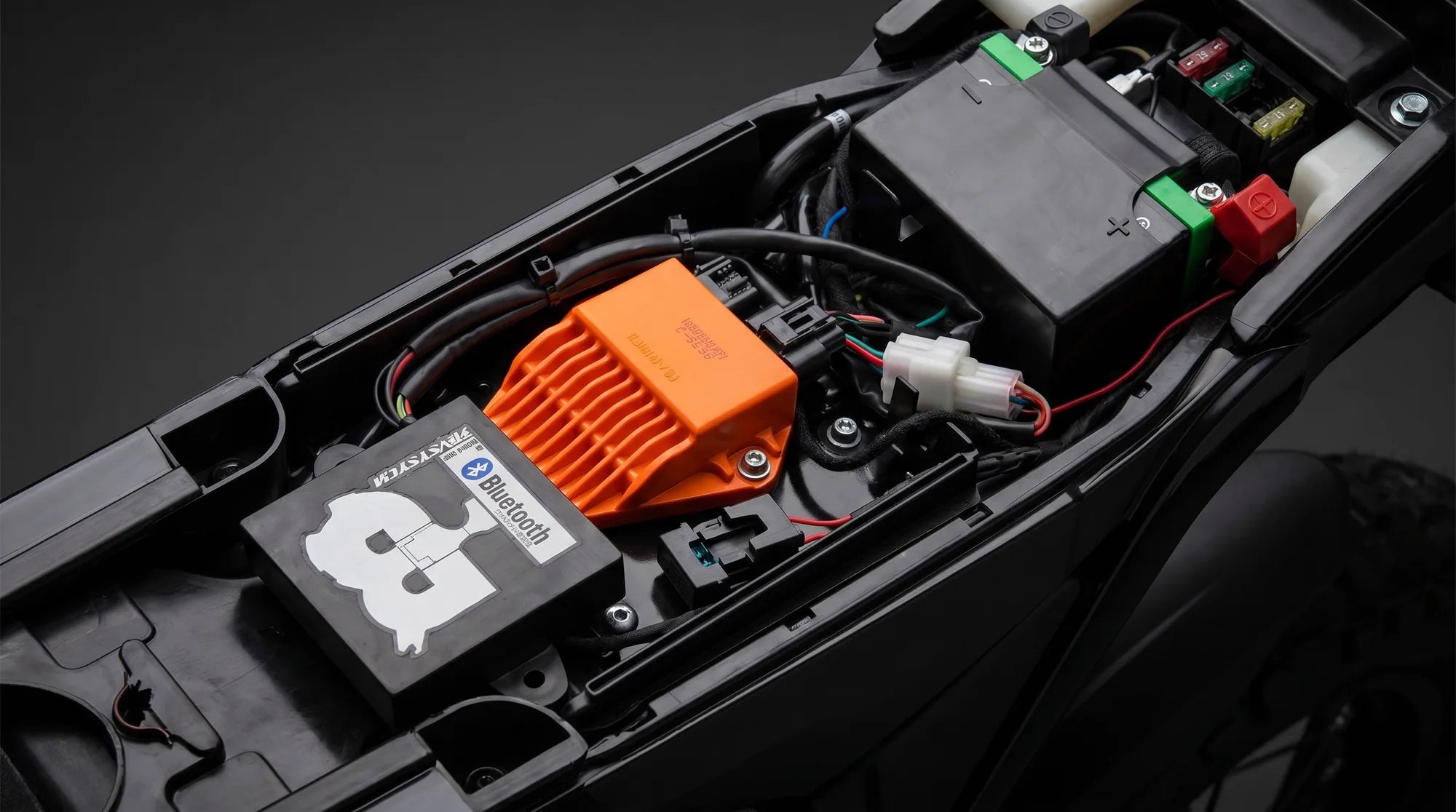 Módulo TCI HB e módulo YPVS Bluetooth HB instalados sob o banco da moto, com encaixe limpo e acabamento de fábrica